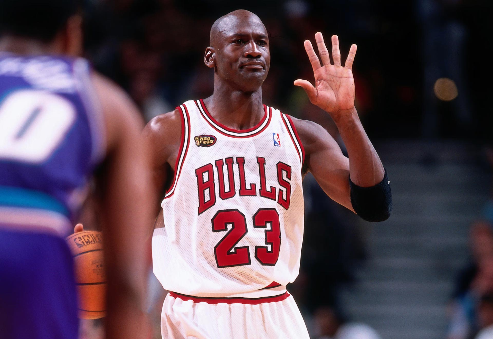 michael jordan holding up five fingers