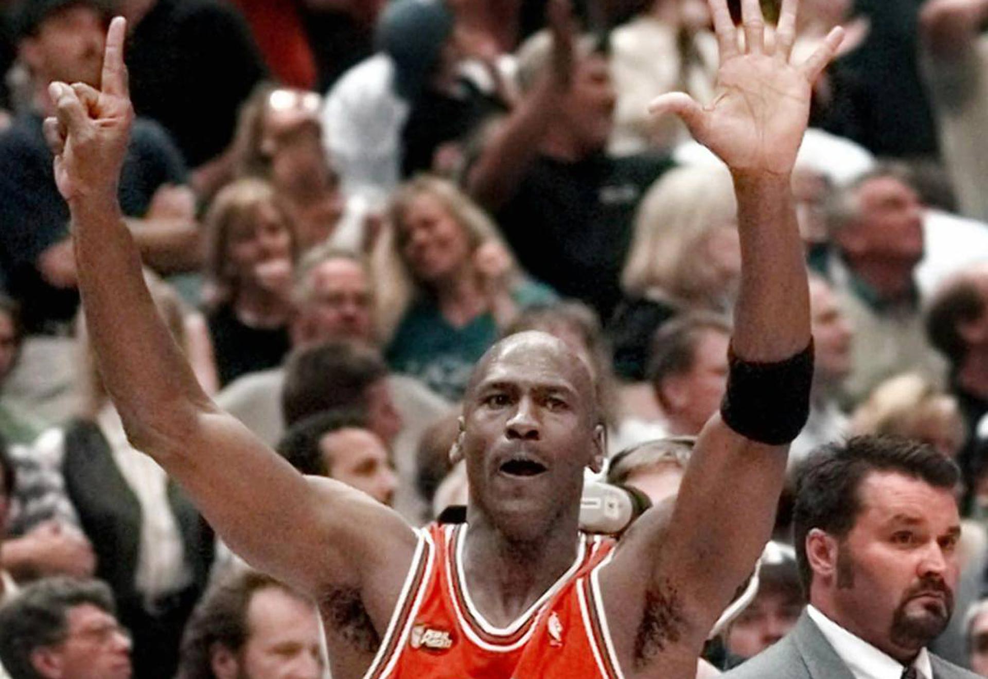 michael jordan holding up six fingers